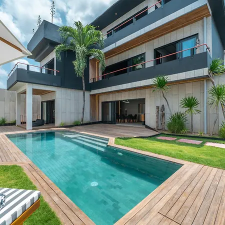 Sunset Berawa - Exclusive Modern 4Br Villa In Central Canggu!